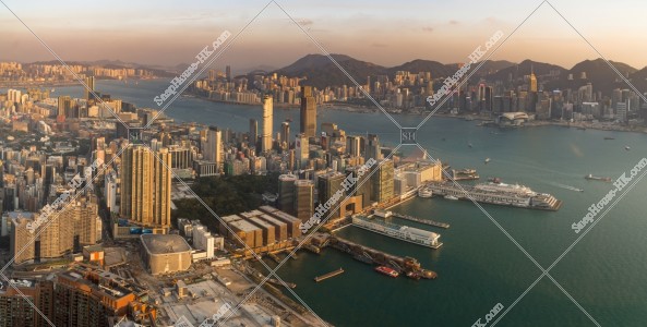 九龍尖沙咀と香港島 湾仔(灣仔)~北角とヴィクトリアハーバーの夕方のパノラマ風景