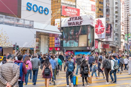 銅鑼灣 SOGO前の横断を歩道を渡る人々