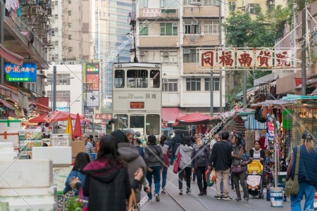 春秧街の商店街を歩く人々と香港トラム [横向き] その⑦