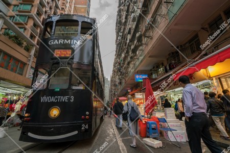 春秧街を走行する香港トラムを見上げる