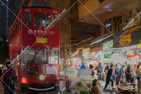 夜の春秧街の商店街と通過する香港トラム その④