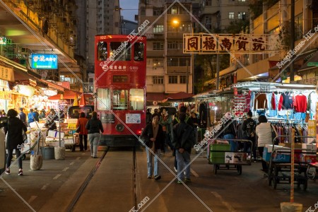 夜の春秧街の商店街と通過する香港トラム その⑤