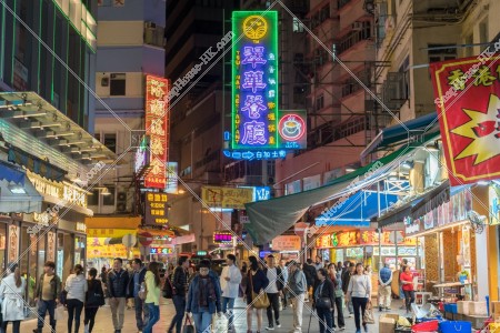 佐敦 夜の南京街の風景と歩く人