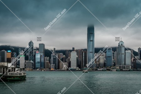 曇天時のセントラル(中環)の金融関連の高層ビル群の風景と尖沙咀のスターフェリー(天星小輪)乗り場