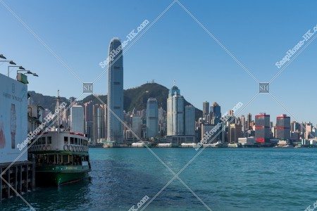 スターフェリー(天星小輪)とセントラル（中環）のビル群の風景
