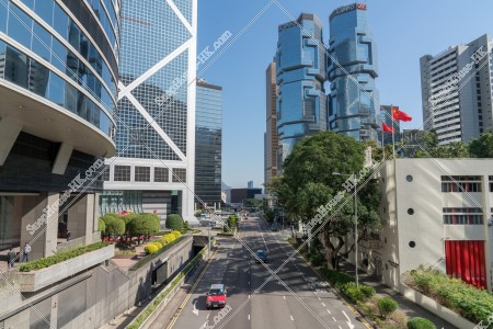 セントラル（中環） 紅棉路（Cotton Tree Drive）を走る車と力寶中心 [横向き]