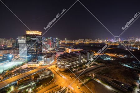 九龍湾の商業ビル（写真左側）と紅磡・香港島（右側）の夜景