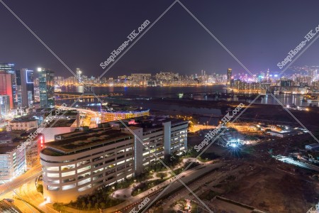 九龍湾の商業ビル(写真左側)と紅磡・香港島(右側)の夜景