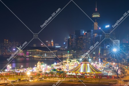 湾仔(灣仔)の高層ビルとイベント「友邦歐陸嘉年華（The AIA Great European Carnival）」の夜景