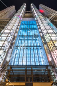 横から見る夜の香港上海銀行本店ビル (ライトアップ:白)