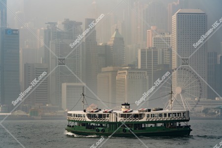 スモッグ時のセントラル（中環）のビルとスターフェリー(天星小輪) その⑤