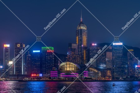 尖沙咀から見る湾仔(灣仔)の夜景 その①