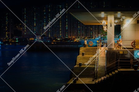 荃灣西のフェリー乗り場（荃灣公眾登岸台階）の夜景 その①