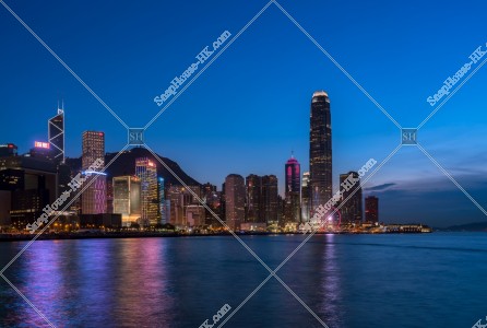 セントラル（中環）の高層ビル群の夜景 その②