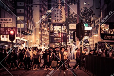銅鑼灣 香港トラム(叮叮)と歩行者