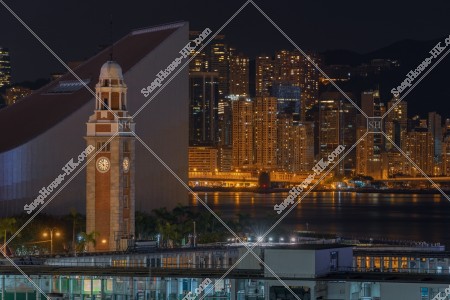 尖沙咀の時計台(尖沙咀鐘樓)と北角の高層マンション・ビルの夜景