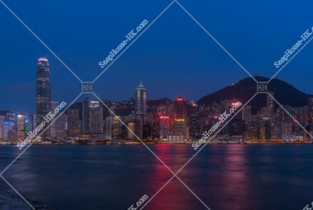 セントラル（中環）の高層ビル群の夜景 その①