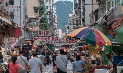旺角 雨天時の廣東道を歩く人々