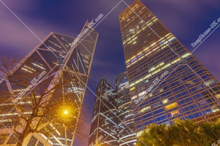 夜の中国銀行タワーと長江集團中心