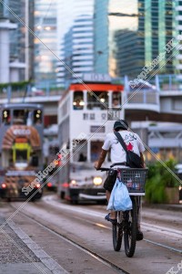 アドミラリティ(金鐘)を走行する香港トラムと自転車