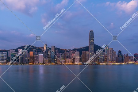 夜明け前のセントラル（中環）の高層ビル群の風景 その①