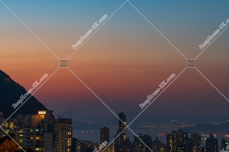 上環の高層ビルとヴィクトリア・ハーバーの夕景 その②