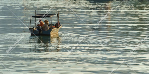 小さな船と海