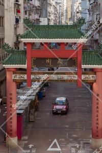 佐敦 朝の廟街の門とタクシー