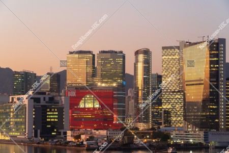 九龍灣の夕方のビル群の風景
