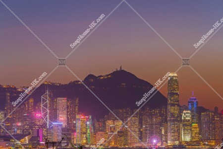 セントラル（中環）～金鐘(アドミラリティ)の高層ビル群の夕景