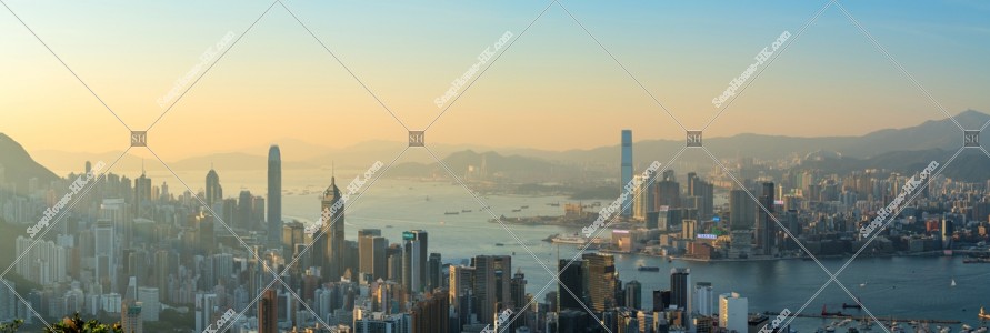 香港島と九龍半島の夕方のパノラマスカイラインビュー