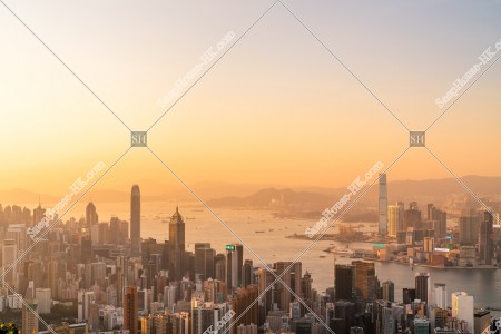 香港島と九龍半島の夕方のスカイラインビュー その③