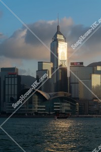 香港島湾仔(灣仔)の夕方の高層ビル群とヴィクトリア・ハーバー その②