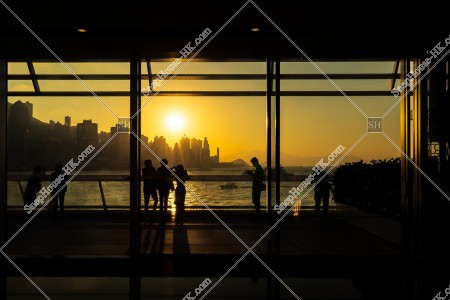 夕方の香港島を眺める人々
