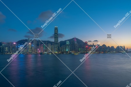 日没後の香港島の高層ビル群の風景 その②