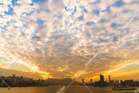 夕方の巻積雲と香港の都市風景 その②