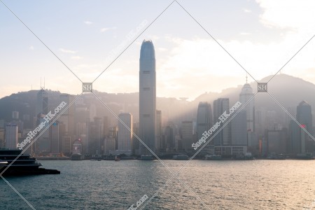 尖沙咀から見るスモッグ時のセントラル（中環）の高層ビル群の夕景 その③