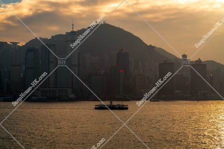 尖沙咀から見るスセントラル（中環）の高層ビル群の夕景 その①