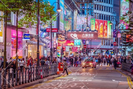夜の銅鑼灣の街並み その①