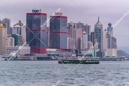 上環の高層ビル群とスターフェリー（天星小輪） その①