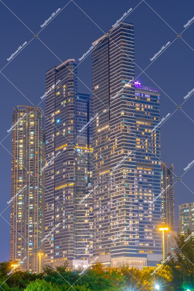 high-rise building "The Cullinan" in West Kowloon