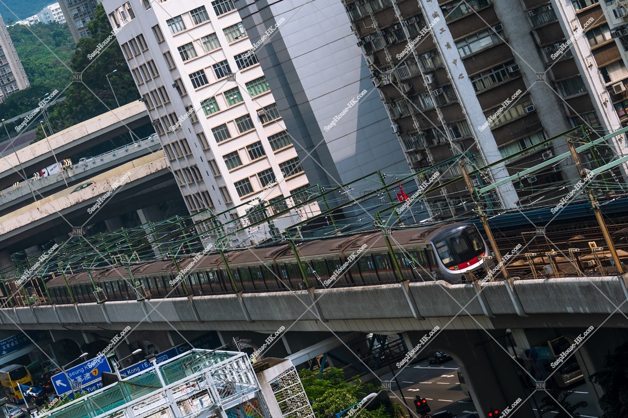 A moving train, MTR Kwun Tong Line, No.5