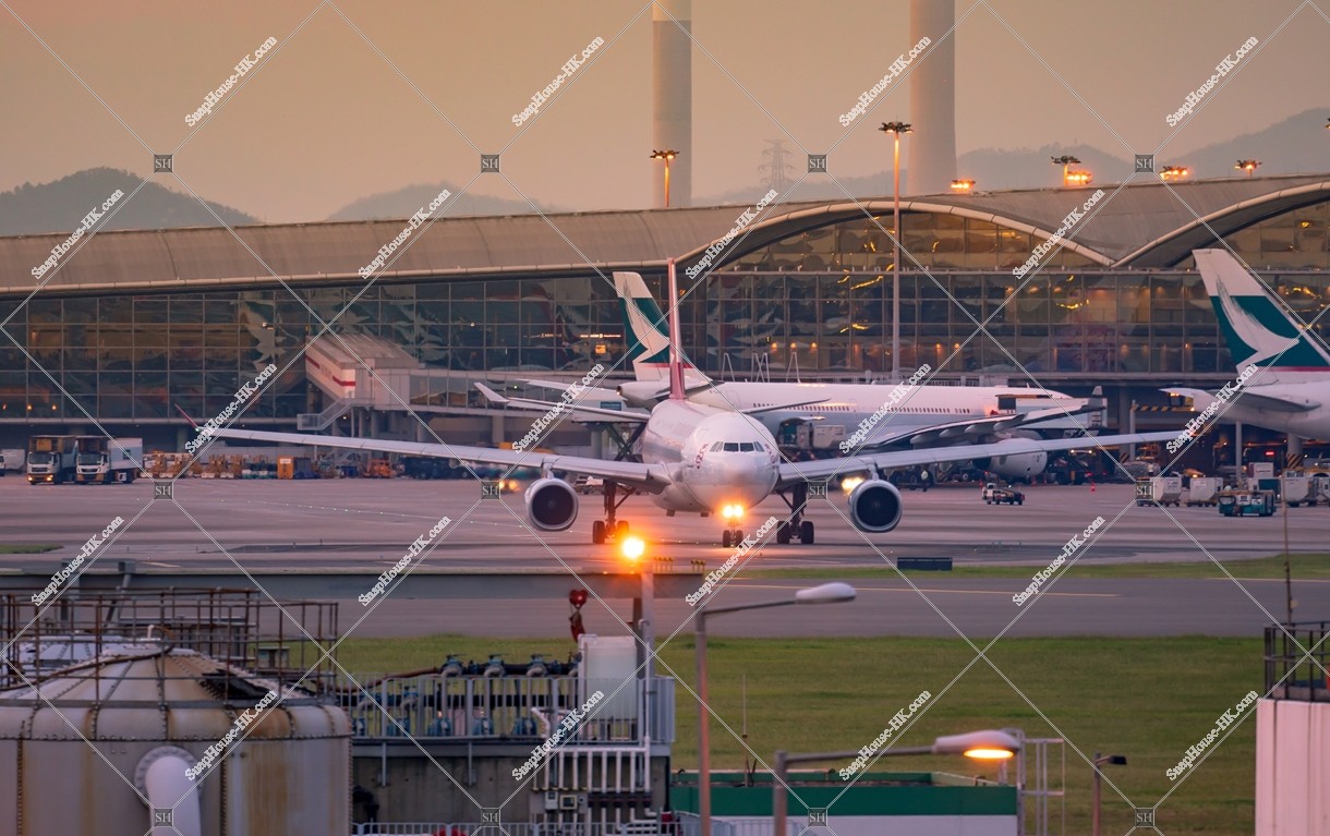 Cathay Dragon Airplane in the evening, No.1