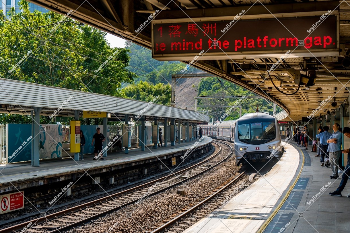 MTR East Rail Line, Passenger Information Display System and arriving train