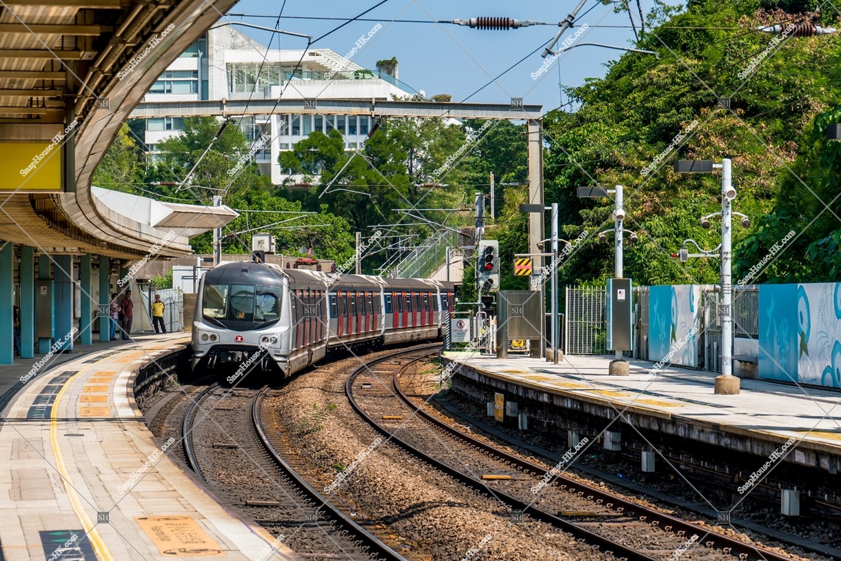 MTR East Rail Line, leaving train