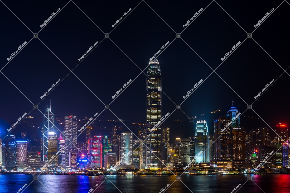 Night view of a skyscraper group in the central area seen from Tsim Sha Tsui [Landscape]