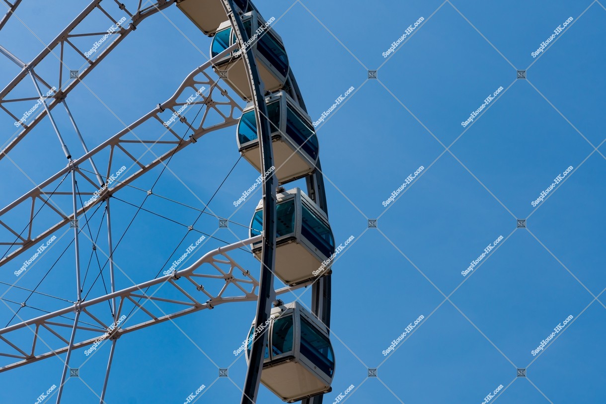 The Hong Kong Observation Wheel and the skyline [Close-up photograph]