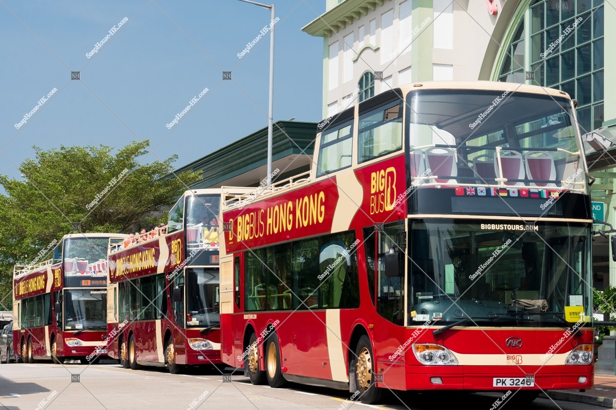 Sightseeing bus "BIG BUS" in stopping
