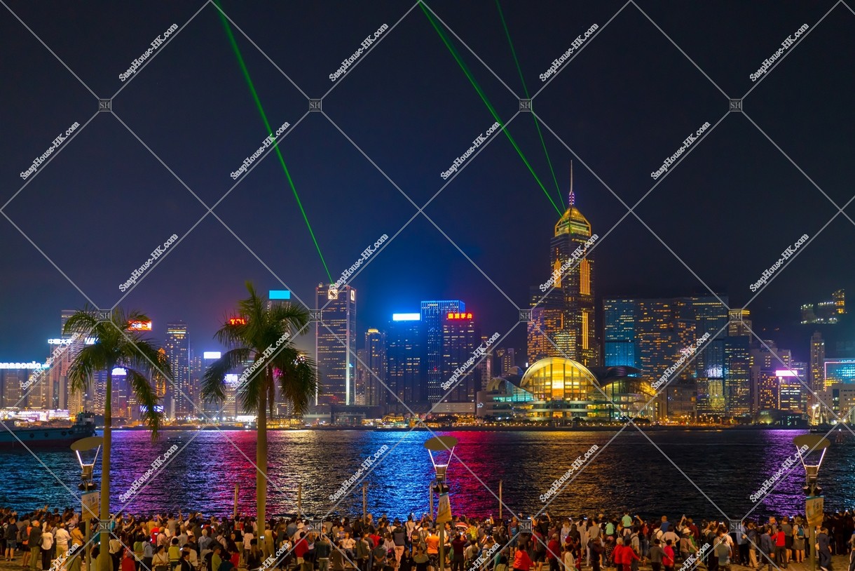 People who appreciate Symphony of Lights in Tsim Sha Tsui, No.2