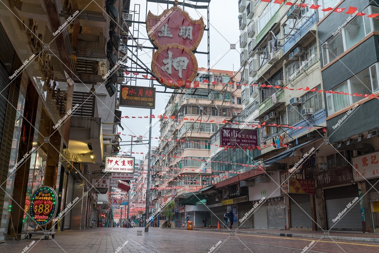 View of the rainly day of Temple Street on the morning No.2